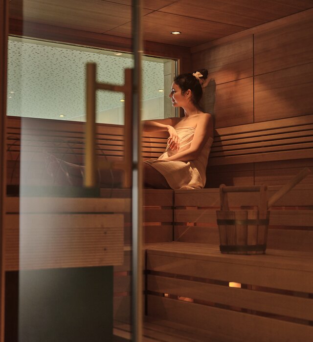 Woman relaxes at the sauna | © Mathias Lixl