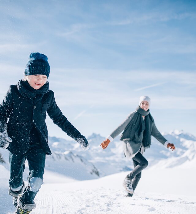 Mutter mit Kind im Schnee | © Daniel Zangerl / Lech Zuers Tourismus