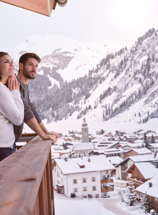 Couple enjoys view over Lech | © Mathias Lixl